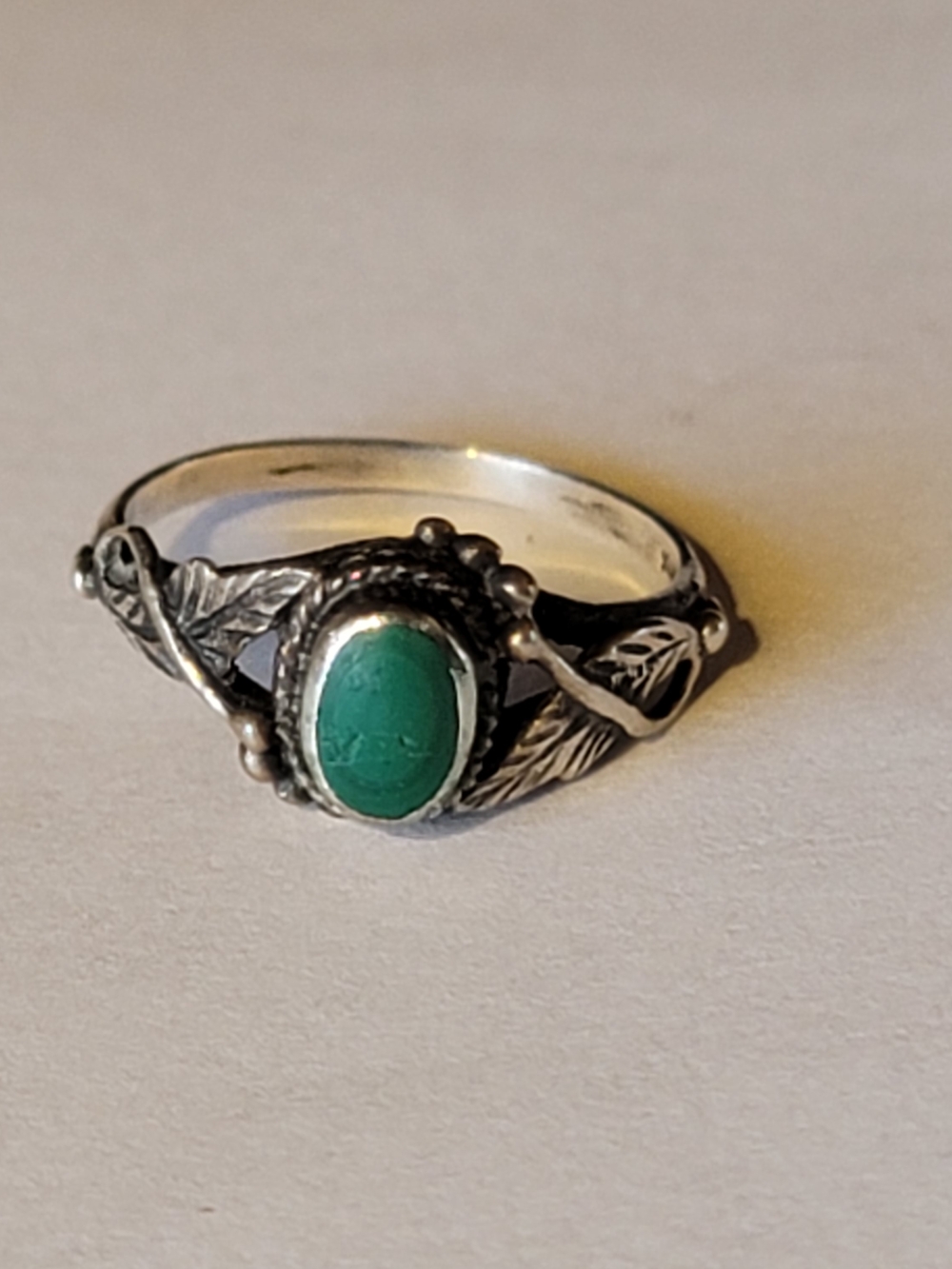 Vintage 925 Sterling Silver Green Stone Leaf-Accent Ring